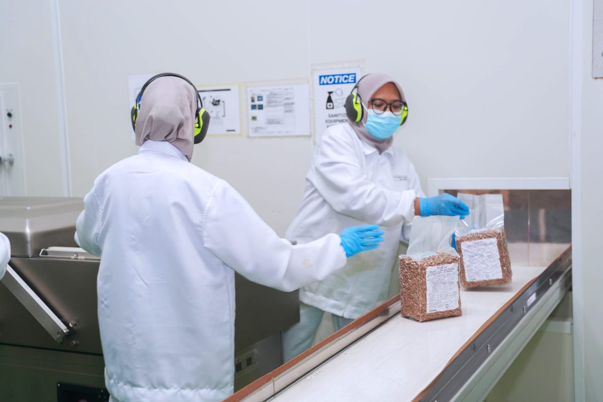 Operators sealing inner bags of finished pearls.
