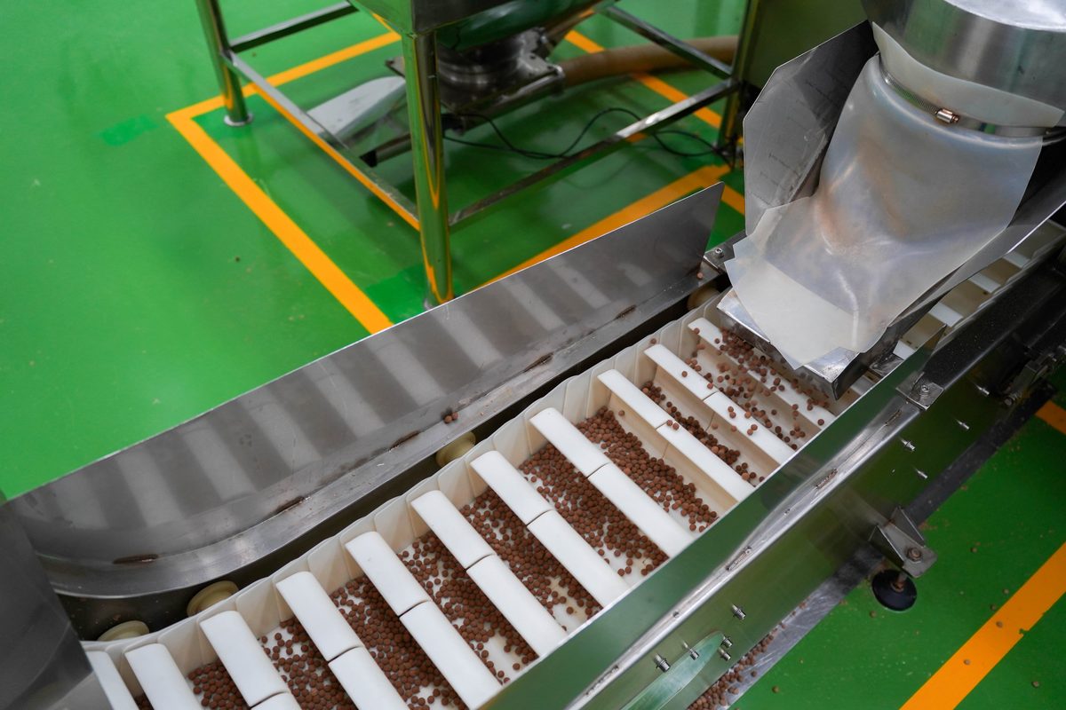 Pearls being graded across a vibrating sizing screen.